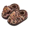 Pantuflas de algodón para niños con estampado de leopardo, zapatos de algodón para niñas, pantuflas de algodón cálidas de felpa gruesa estilo padre-hijo de dibujos animados, en stock para dropshipping