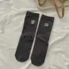 Meias Estilo Ins Coreano com Bordado de Cachorrinho Cartoon no Calcanhar, Letras Ab, Assimétricas para Pés Esquerdo e Direito, Meias de Cano Médio para Roupas Externas, Meias Largas