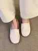Zapatos de cuero de otoño simples, cómodos y suaves con elevador interno para mujer, mocasines slip-on de punta redonda 2026