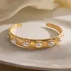 Pulseira Aberta Martelada Larga em Aço Inoxidável Dourado 18K Estilo Clássico com Toque de Luxo Leve e High-End, Joia Transfronteiriça