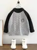 9834 Suéter Infantil Outono/Inverno 2026 Novo Modelo Camisa Base de Tricô de Inverno Infantil para Meninos Camada Interna Roupa de Inverno