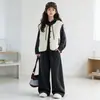 Conjunto Espeso con Forro de Felpa para Niñas Otoño Invierno 2026 Nuevo Estilo Coreano Chaleco Casual con Capucha para Niña Conjunto de Tres Piezas