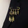 Broche de Metal con Forma de Gota y Pluma de Venta Caliente Transfronteriza Estilo Europeo y Americano, Accesorio Multifuncional para Traje Vintage con Cuentas de Colores y Borlas