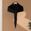 Bufanda triangular de punto de cachemira de color liso estilo coreano con diseño calado, un chal o calentador de cuello moderno y versátil para mujer