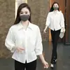 Nueva camisa blanca de manga tres cuartos con cuello en 2026, corte holgado, adelgazante, con doble bolsillo, adecuada para ir al trabajo.