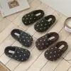 Chinelos com Faixa de Cabelo de Bolinhas Franceses para Meninas, Uso Externo, Outono/Inverno, Meio Chinelos em Camurça Maillard, Chinelos Infantis Mules Birkenstock com Solado Macio