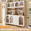 Aparador integrado de pared estilo crema de madera natural para cocina y comedor del hogar, gabinete de almacenamiento para espacios pequeños