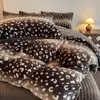 Conjunto de quatro peças em pele de coelho grau A, apresentando a cor Melard, edredom de alta densidade, forrado com fleece e espesso, juntamente com um conjunto de três peças em veludo de leite para aquecimento e um lençol com elástico