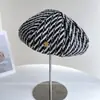 Sombrero de Cubo Rayado Blanco y Negro con Borde Deshilachado para Mujer, Boina Simple Versátil de Invierno, Gorra de Béisbol Estilo Vintage
