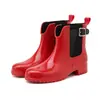 Botas de lluvia Chelsea rojas de moda para mujer, talla de adulto, antideslizantes, impermeables, engrosadas, duraderas, de caña corta y con acabado brillante, adecuadas para ir al trabajo