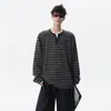 Camiseta Trendy Falsa de Duas Peças Manga Longa Masculina Outono High Street Toque Relaxado Moletom Listrado Retro Versátil Camada Base para Casal