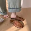 Sapatos Slip-On Preguiçosos de Malha Respirável com Solado Macio para Combinar com Saias, Meio Chinelos Fechados Verão 2026 para Mulheres, Modernos para Uso Externo