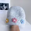 Touca de Lã Fashion com Patch de Flor Doce para Mulheres Inverno Nova Versátil Casual de Tricô para Afastar o Frio e Manter Aquecido Touca de Puxar