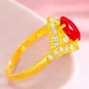 Anillo de rubí con diseño en forma de corazón chapado en oro, abierto, de moda, alegre, romántico, con grupo de diamantes rojos incrustados, anillo de circonita