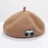 Boina de Lana para Mujer de Otoño e Invierno Bordado de Dibujos Animados Dulce y Linda Gorra de Pintor Gorro de Calabaza Literario Venta al por Mayor