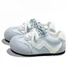 Zapatillas de entrenamiento negras alemanas súper bonitas para mujer, con aumento de altura oculto, nuevo estilo popular 2026, versátiles, súper suaves, punta ancha, zapatos casuales deportivos