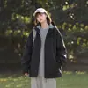 Jaqueta corta-vento de softshell forrada com fleece de marca para mulheres, novo estilo outono/inverno, com capuz, para atividades ao ar livre, à prova de vento, plus size, corte solto
