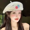 Boina hueca de estilo coreano para mujer, sombrero de artista de verano fino y transpirable que hace que la cara se vea más pequeña, decorado con botones coloridos