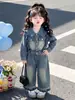 Conjunto de jeans com renda fashion para meninas coreanas 2026 outono novo conjunto de duas peças escolar tendência de moda em vestuário infantil de comércio exterior