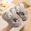 Nuevos estilos de otoño e invierno de pantuflas de algodón para niños, con lindos diseños de conejos, suelas antideslizantes y forro de felpa añadido para abrigar, adecuadas para usar en interiores.