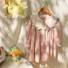 Vestido Bordado con Rayas Arcoíris para Niña Colección Otoño 2026, Cuello de Color Contrastante, Vestido Camisa Infantil Único y Elegante, Manga Larga, Moderno