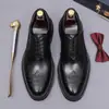Nuevos zapatos formales de cuero para hombre hechos de piel de vaca genuina con patrones en relieve, adecuados para negocios y para ir al trabajo, zapatos Oxford casuales para hombre estilo brogue británico