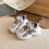Tênis Esportivo Feminino para Exterior, Novos Modelos Primavera e Outono, Tênis de Corrida Infantil Respirável de Malha Simples, Tênis Pai com Fivela Rotativa para Meninos