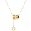 Estilo coreano titânio aço cor amarelo ouro letras romanas cintura pequena borla pingente Internet celebridade Diamante-embutido clavícula colar de corrente