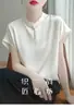 Nova Camiseta Feminina de Seda Estilo Chinês Nacional Manga Curta Gola Alta Botões Tecido Cetim Texturizado Top Solto Plissado Meia-Manga