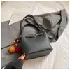 Bolso de Mano Pequeño de Moda Estilo Coreano Nuevo Modelo 2026 Color Sólido Bolso de Hombro de Alto Valor para el Trabajo y los Viajes Diarios Bolso Cruzado Tipo Cubo