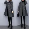 Nuevo Abrigo Cálido Forrado de Tallas Grandes Otoño/Invierno 2026 para Mujeres Gordas Estilo Coreano Holgado Adelgazante de Longitud Media Moderno
