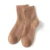 Nuevos calcetines de cachemira de color liso de tubo medio-alto para otoño e invierno, calcetines unisex para el posparto, calcetines gruesos y cálidos para protección contra el frío invernal