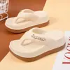 Chinelos Femininos de Verão para Exterior com Solado Grosso Aumentado Antiderrapantes Sandálias Modernas com Solado Macio Leves All-match Estilo Crocs