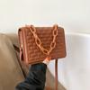 Bolso de hombro cruzado de cadena de verano 2023, bolso cuadrado pequeño de indentación a la moda, bolso de mano simple con hilo de bordado acanalado