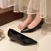 Elegantes zapatos de tacón alto blancos de punta fina y estilo de hada francés para mujer, nuevo modelo 2026, tacón de cuña, adecuados para ir al trabajo y al día a día.