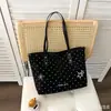 Bolsa tote fofa e de grande capacidade com bolinhas, estilo coreano, adequada para o uso diário, uma bolsa de ombro moderna e casual para o trajeto