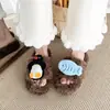 Nuevas Pantuflas de Felpa Cálidas y Gruesas con Suela Gruesa, de una Línea Abierta, con Diseño de Pingüino de Dibujos Animados Lindo, para Mujer, Otoño e Invierno 2025