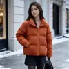 Jaqueta Corta Puffer Genuína 2026 Nova com Gola Alta Feminina Estilo Coreano Solta Aconchegante Quente Casaco Pão Peça de Outerwear Petite