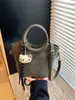 Bolso de Mano Retro Francés Transfronterizo Otoño e Invierno 2025 Versátil Bolso Cubo Simple Nuevo Bolso Cruzado de Hombro para Viajes