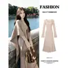 El vestido de punto de cuello en V color caqui es un vestido largo perfecto y elegante para llevar debajo de un abrigo en otoño