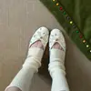 Sapatos de couro pequenos com textura de couro bovino super macio, sapatilhas vermelhas versáteis para o trajeto, sapatos Mary Jane com rebite, sapatos de peça única com laço, mulheres