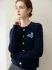 Cárdigan 100% cachemir puro estilo commuter para mujer, de manga larga, cuello redondo, bordado de arándano, chaqueta suéter de punto abotonada