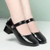 Un par de zapatos Mary Jane, versátiles para mujer, adecuados para bailar, con tacón grueso, diseñados para mujeres de mediana edad, perfectos para primavera y otoño, y pueden enviarse directamente desde el fabricante