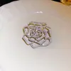 Broche Flor Hueca de Zirconia y Perla de Lujo Ligero Estilo Francés Exquisito Diseño de Broche Versátil Accesorio de Moda de Nicho