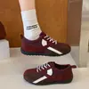 Couro macio, moderno, respirável, confortável, sapatos casuais versáteis. Tênis de treino feminino estilo verão 2026, com cadarço, plataforma baixa, blocos de cor, estilo alemão