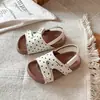 Zapatos de Playa Versátiles de Moda para Niñas 2026 Verano Nuevos Zapatos Infantiles de Lunares con Punta Abierta Estilo Birkenstock para Niños Mayores Zapatos de Princesa