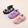 Zapatillas para niñas 2026 Hello Kitty caricatura lindas de malla transpirable con velcro suela suave antideslizantes casuales estilo papá