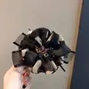 Novo Prendedor de Cabelo Flor de Cetim 2026, Pente de Cabelo Cristalino Luxuoso e Sofisticado para Coques, Acessório de Cabelo Elegante Presilha Tubarão Vintage