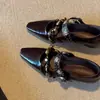 Zapatos Mary Jane modernos y únicos con un tacón discreto, caracterizados por una punta cuadrada y un diseño de una sola tira.