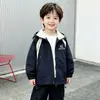 Cortavientos para niño 2026 nuevo estilo coreano con capucha, cortavientos impermeable, ropa deportiva infantil, tres pruebas, casual, chaqueta de primavera y otoño